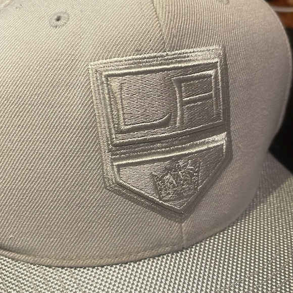 MITCHELL & NESS NHL LOS ANGELES KINGS CLASSIC UNISEX SNAPBACK HAT GREY ON GREY - Picture 8 of 9